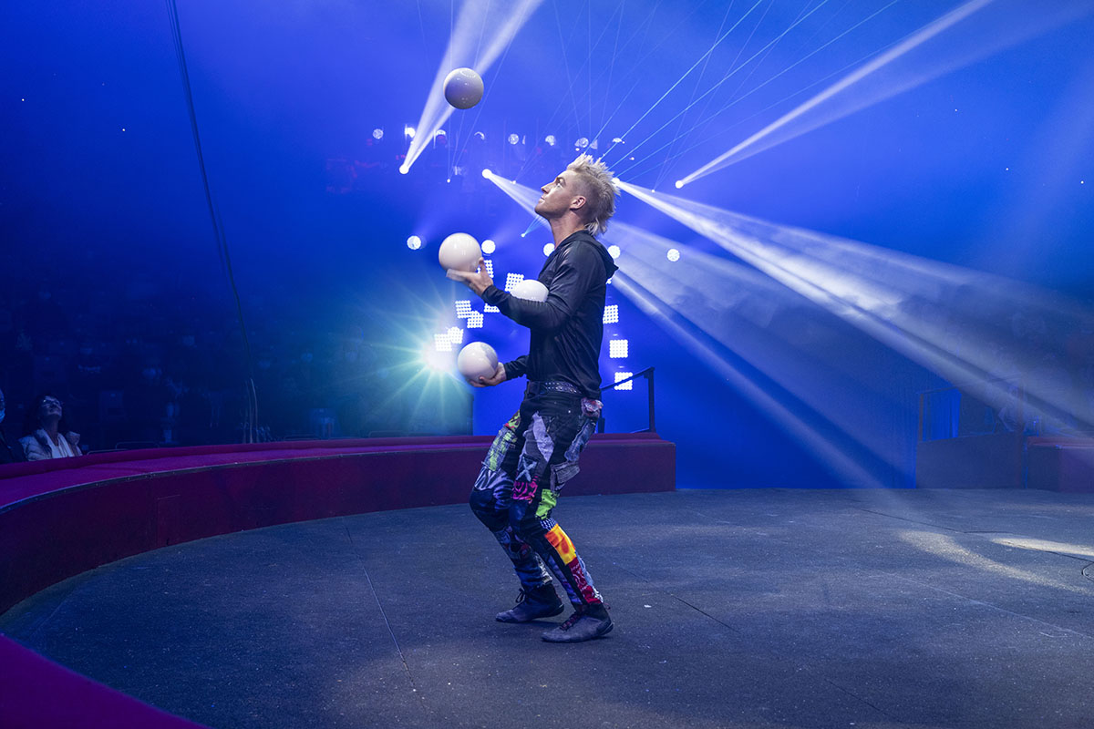 Jongleur de cirque | Jonglerie professionnel | Eklabul Côte d'Azur Jongleur de cirque | Jonglerie professionnel | Eklabul Côte d'Azur